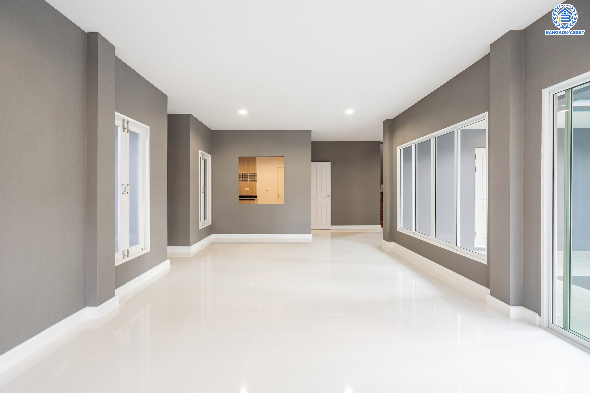 บ้านมือสองตกแต่งใหม่ ม.โนเบิลวานา ปิ่นเกล้า1 บ้านเดี่ยวหลังใหญ่ เนื้อที่ 65.6 ตร.ว. ฟังก์ชัน 3 ห้องนอน 4 ห้องน้ำ 1 ห้องแม่บ้าน จอดรถได้ 2 คัน บนสุดยอดทำเลเดินทางสะดวก หน้าโครงการติดถนนใหญ่บรมราชชนนี ใกล้ทางคู่ขนานลอยฟ้าบรมราชชนนี ม.มหิดล เซ็นทรัลศาลายา และรายล้อมด้วยสิ่งอำนวยความสะดวกครบ